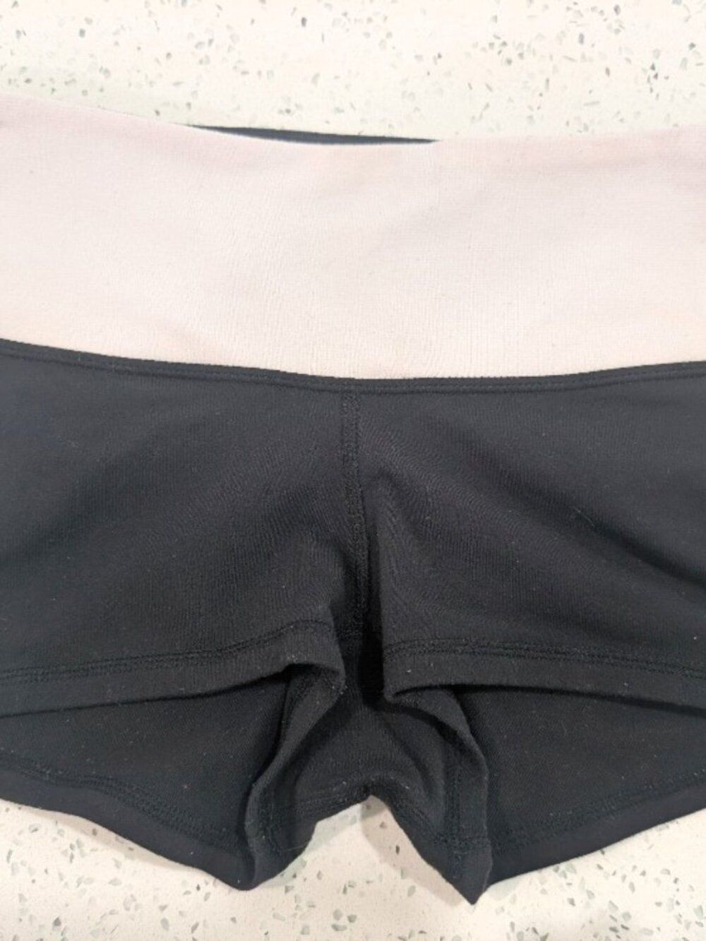 Lululemon reversible shorts size 2 - Picture 2 of 3